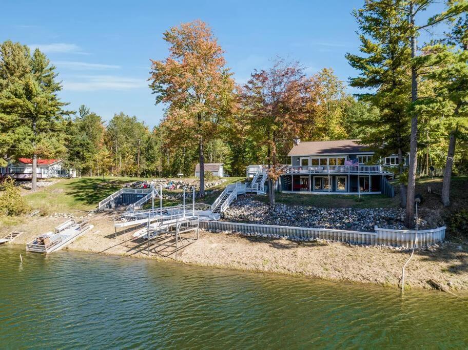 Lakefront Luxury With Private Beach, Sleeps 14 Villa Gladwin Exterior photo